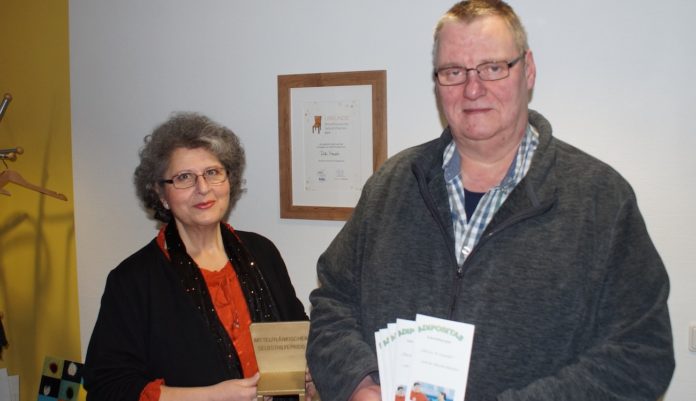 Dicke_Freunde_Hersbruck_Foto_Boree Nadya Nerdenyan und Georg Nickel mit dem Selbsthilfepreis für ihre Hersbrucker Gruppe „Dicke Freunde“. Foto: Borée