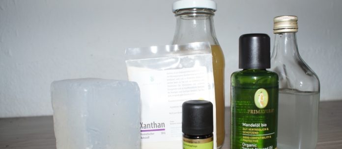 Duschgel_selbst_herstellen_Klimafasten_Boree Leider noch nicht ganz plastikfrei: Materialien, um Duschgel und Co. selbst herzustellen. Foto: Borée