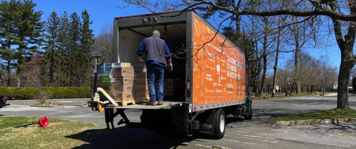 Gross-New-York_Corona_Hilfsleistung In Zeiten der Pandemie zeigt sich der Staat in den USA von seiner unbarmherzigen Seite. Mit einem Lastwagen werden in einer jüdischen Gemeinde New Yorks Lebensmittel gesammelt. Pfarrerin Miriam Groß von der deutschen evangelischen Gemeinde hilft beim Packen. Foto: Groß