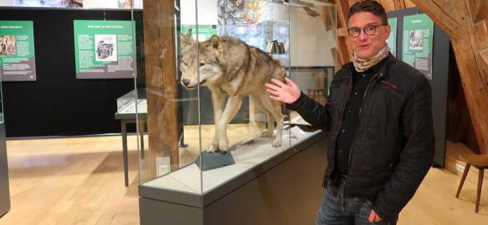 Leiter Markus Hirte präsentiert im Rothenburger Kriminalmuseum die neue Ausstellung „Tiere in der Rechtsgeschichte“.