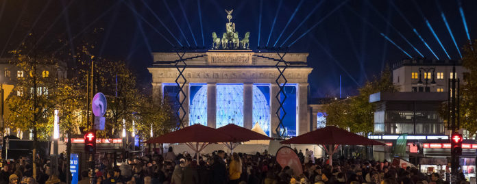 Zehntausende Menschen feiern am Brandenburger Tor 30 Jahre Mauerfall Zehntausende Menschen feiern am Brandenburger Tor 30 Jahre Mauerfall