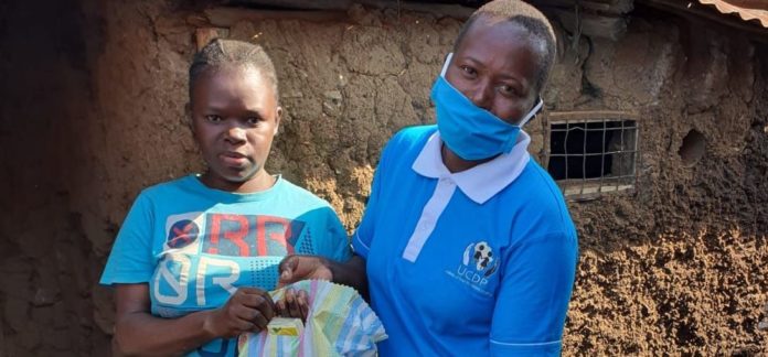 Kisumu, Kenia. Eine Partnerorganisation von Brot für die Welt verteilt Hilfsgüter an arme Familien, die durch die Covid-19 Maßnahmen kein Einkommen haben.