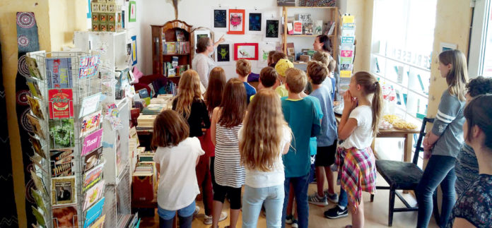 Schülerinnen und Schüler kamen vor der Corona-Pandemie regelmäßig in den Buchladen „erLesen“ in Würzburg und holten sich von Petra Pohl neue Ideen.Foto: Privat