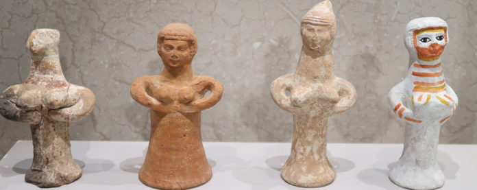 „Pfeilerfiguren“ mit Göttinnen, oft in Israel vom 8. bis 6. Jh. vor Christus gefunden, rechts nach alten Spuren bemalt.