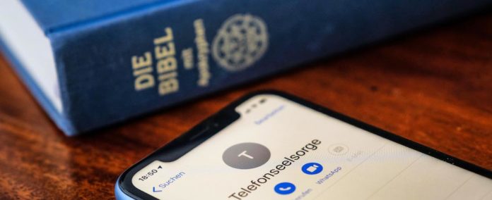 Telefonseelsorge Symbolbild mit Bibel