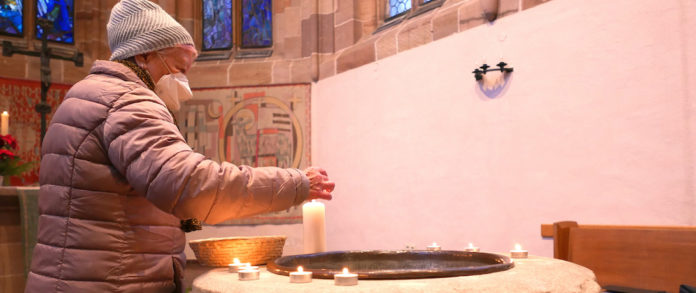 Kerzen für die Ukraine beim ersten Nürnberger Friedensgebet. Foto: epd/M