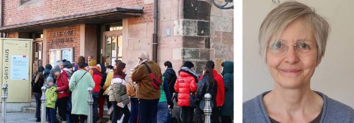 Wartende ukrainische Geflüchtete vor dem Nürnberger Heilig-Geist-Haus und Sabine Arnold. Fotos: Borée
