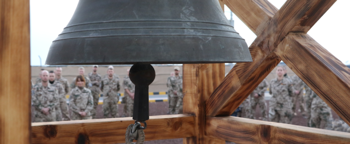Diese Glocke stand ursprünglich in Afghanistan. Nun läutet sie für die Soldatinnen und Soldaten in Jordanien. Foto: Privat