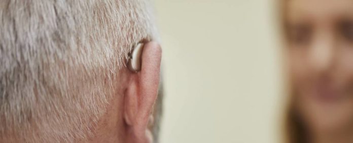 Schwerhörig-Sein ist mehr als nur ein Hörgerät benötigen.Foto: pa