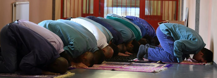 Muslimisches Gebet im Gefängnis.