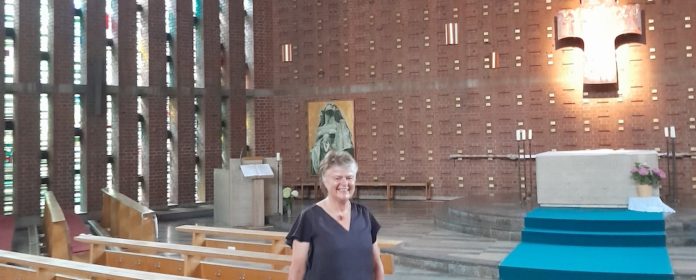 Die Akustik der Kirche zum Guten Hirten weiß Ilona Kühn, Projektleiterin von „Ökumenisch in Langwasser“ besonders zu schätzen. Foto: Kirch