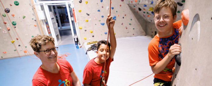 Sie nehmen auch steile Wände als Herausforderung an: Jugendliche beim Klettern während eines Sportprojektes (Symbolfoto). Foto: epd/F
