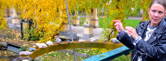 Die Sonnenuhr auf der Tauberbrücke als Bestandteil eines zweigeteilten Kunstwerkes im Kunstpark der Evangelischen Tagungsstätte Wildbad Rothenburg, das Künstlerin Arianna Moroder (rechts) nun übergeben hat. Foto: Bek-Baier