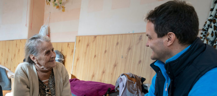 Mario Göb (rechts) im Gespräch mit der 93-jährigen Nina. Fotos: Christoph Pueschner/Diakonie Katastrophenhilfe