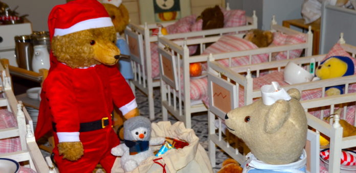 Natürlich kommt zu den kranken Bärenkinder der Nikolaus in die Bärwaldklinkik.