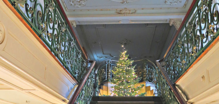 Weihnachtlich geschmückter Treppenaufgang im Rothenburger Wildbad.