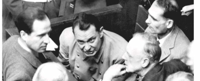 Die Hauptangeklagten (von links) Hermann Göring, Rudolf Heß und Joachim von Ribbentrop auf der Anklagebank während der Nürnberger Hauptkriegsverbrecherprozesse am 13. Februar 1946 in Nürnberg. Foto: pa