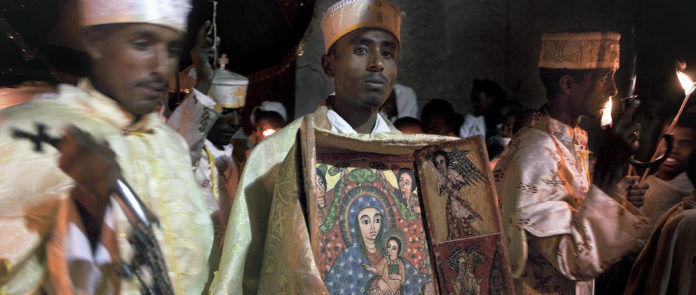 Äthiopische Priester bei einem Gottesdienst. Foto: pa