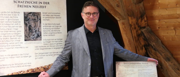Markus Hirte, Leiter des Kriminalmuseums Rothenburg präsentiert die Schätze der neuen Ausstellung. Foto: Borée