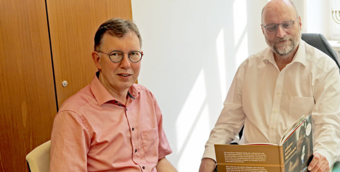 Roland Hacker und Johannes Rehm mit der Neuerscheinung „Lebenskunst Handwerk“ kurz vor dem Ruhestand Rehms. Foto: Borée