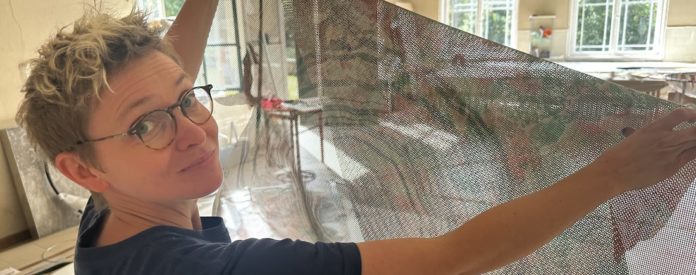 Die Künstlerin Alex Hojenski zeigt im Atelier des Wildbades Rothenburg ihre Vorarbeiten: Bedrucktes Gewebe, dessen Farbe und Muster sie den natürlichen Vorbildern im Park entnommen hat. Foto: Bek-Baier
