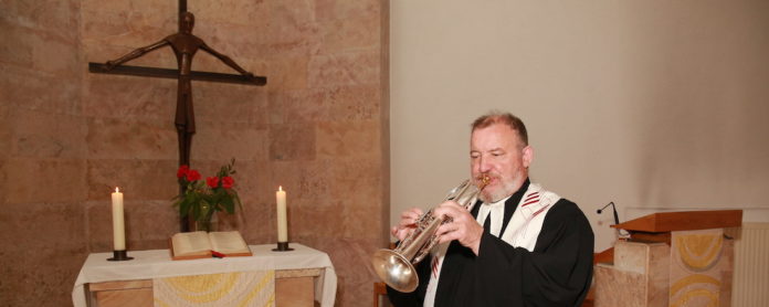 Rolf Bareis in der evangelischen Kirche in Tiflis. Foto: ELKG